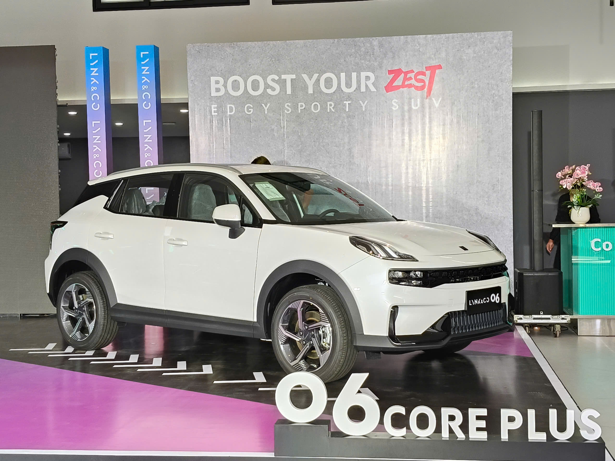 mẫu xe Lynk & Co 06 Core Plus